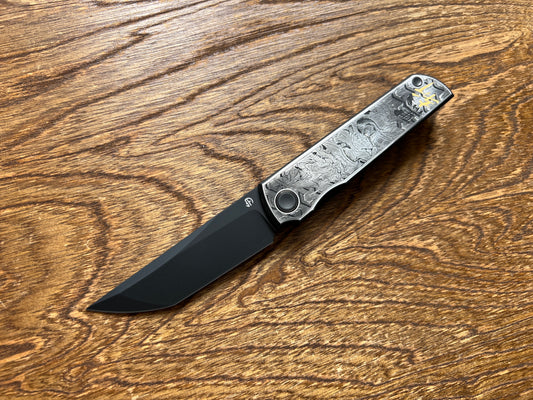 North Mountain Hand-carved tiger, chop, titanium handle, M390 blade, DLC surface, titanium clip.Japanese TANTO style tactical folding knife