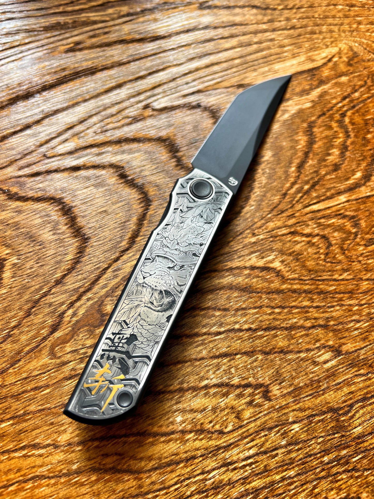 North Mountain Hand-carved tiger, chop, titanium handle, M390 blade, DLC surface, titanium clip.Japanese TANTO style tactical folding knife