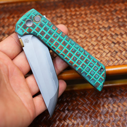 used The lock on the shipwreck was malfunctioning and the blade showed signs of use.