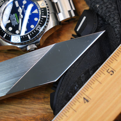 No.40 The blade has scratches.