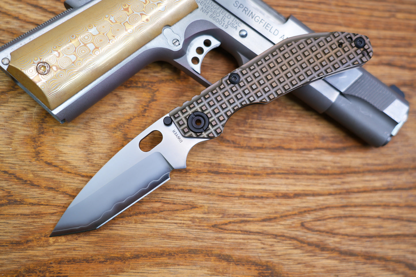 BBNM 2522-BZ-G Tanto Grid Titanium Handle Champagne