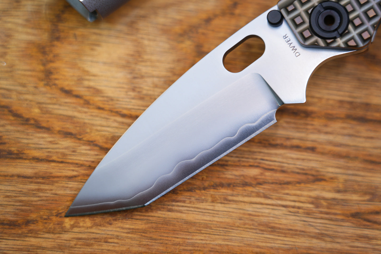 BBNM 2522-BZ-G Tanto Grid Titanium Handle Champagne