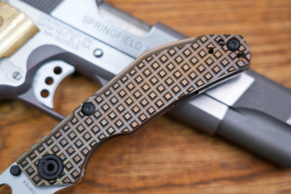 BBNM 2522-BZ-G Tanto Grid Titanium Handle Champagne