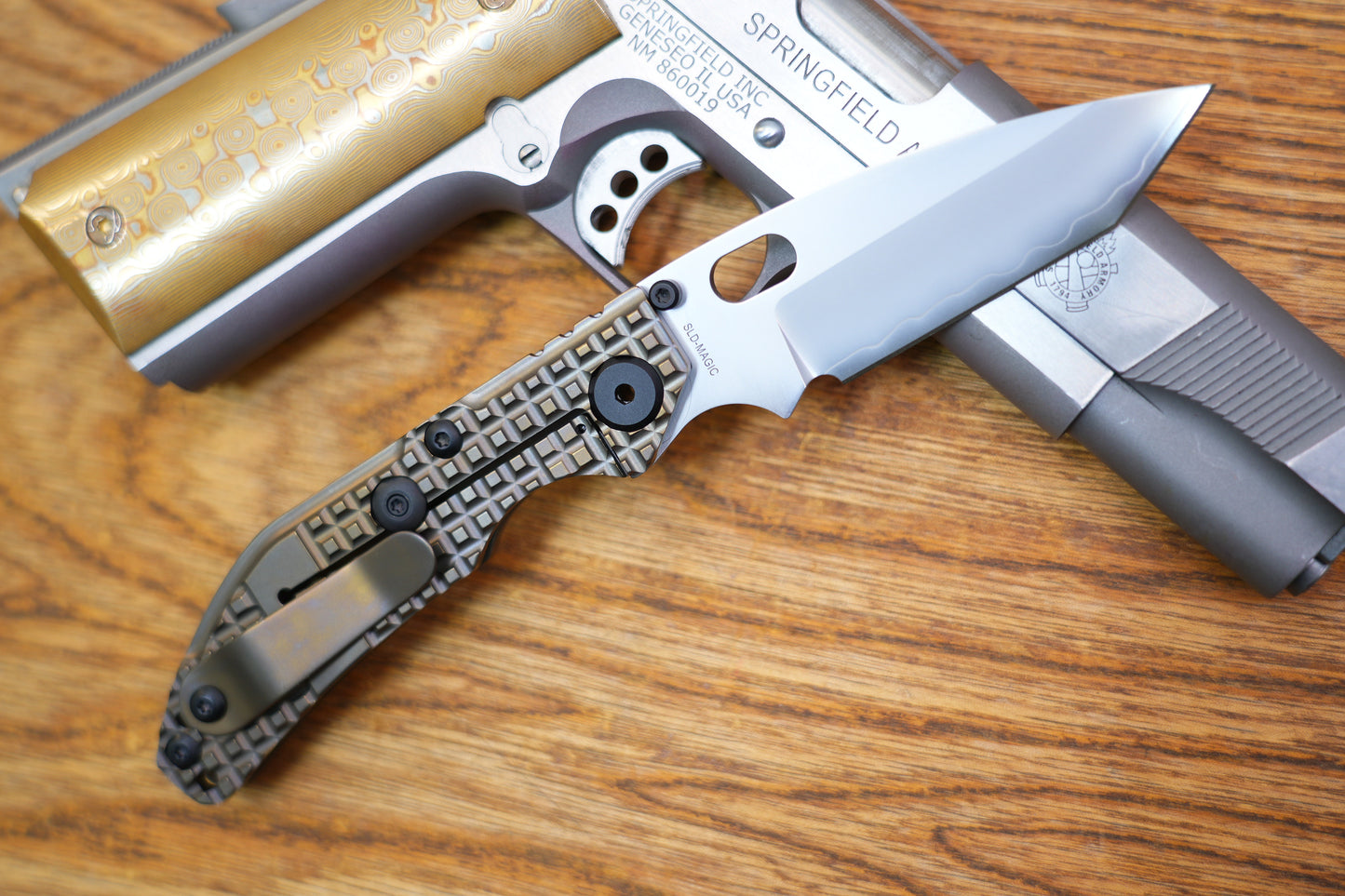 BBNM 2522-BZ-G Tanto Grid Titanium Handle Champagne