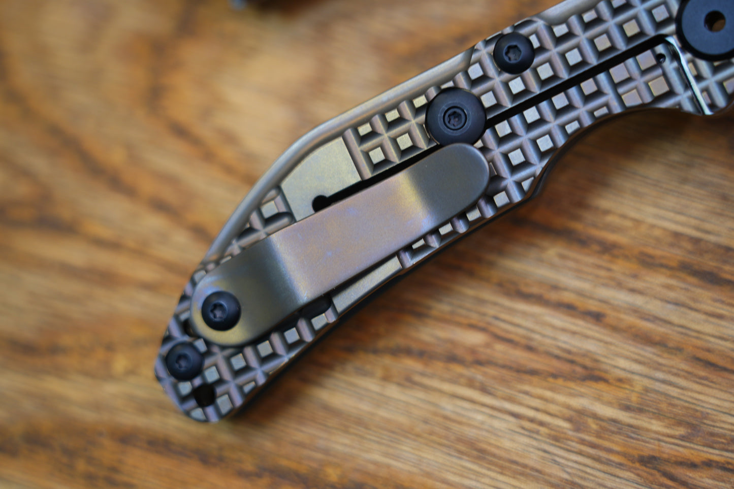 BBNM 2522-BZ-G Tanto Grid Titanium Handle Champagne