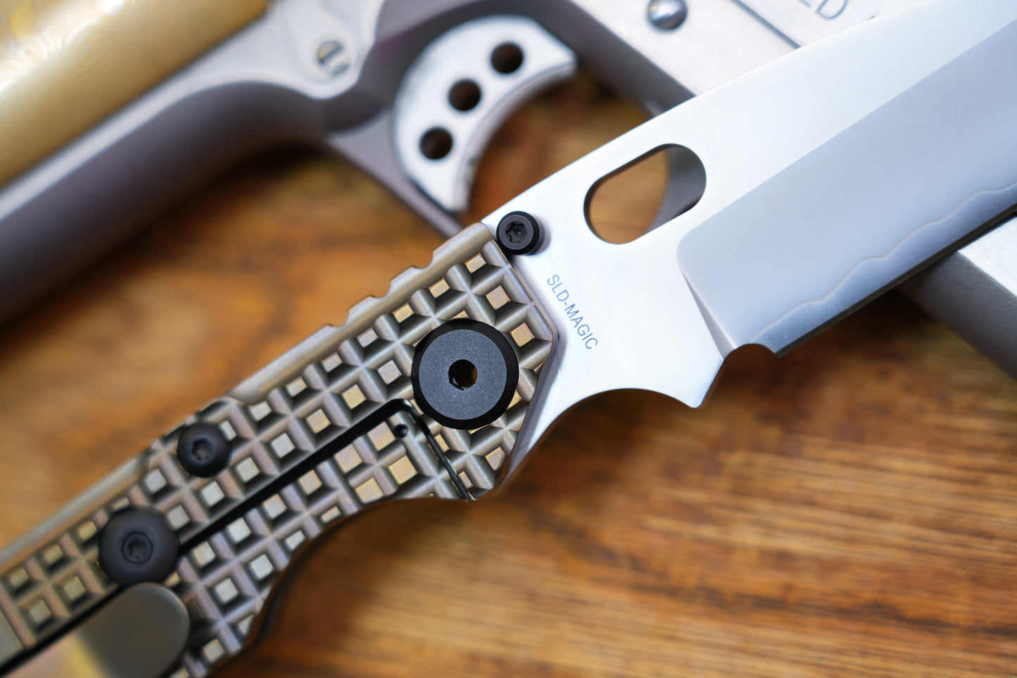 BBNM 2522-BZ-G Tanto Grid Titanium Handle Champagne
