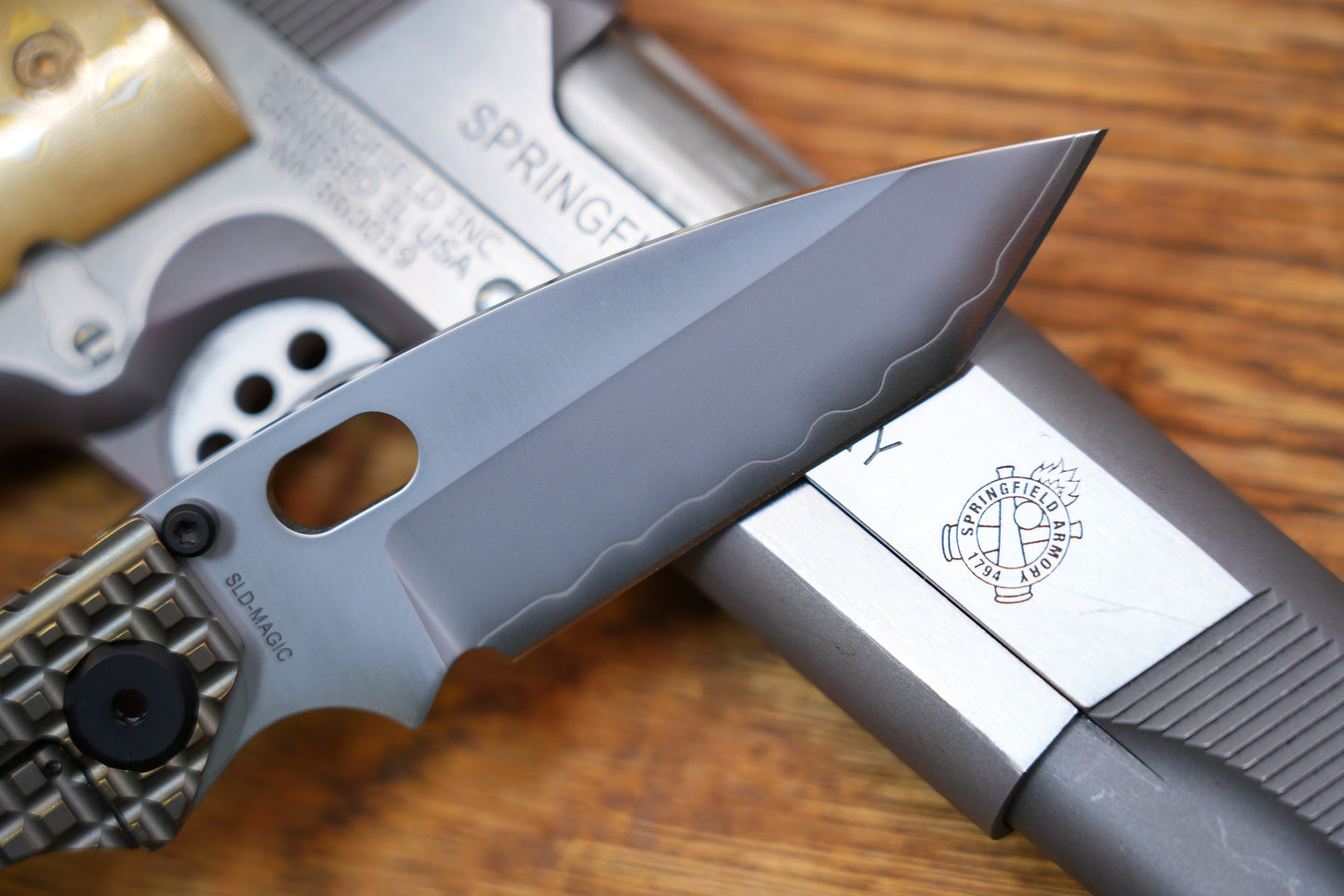 BBNM 2522-BZ-G Tanto Grid Titanium Handle Champagne