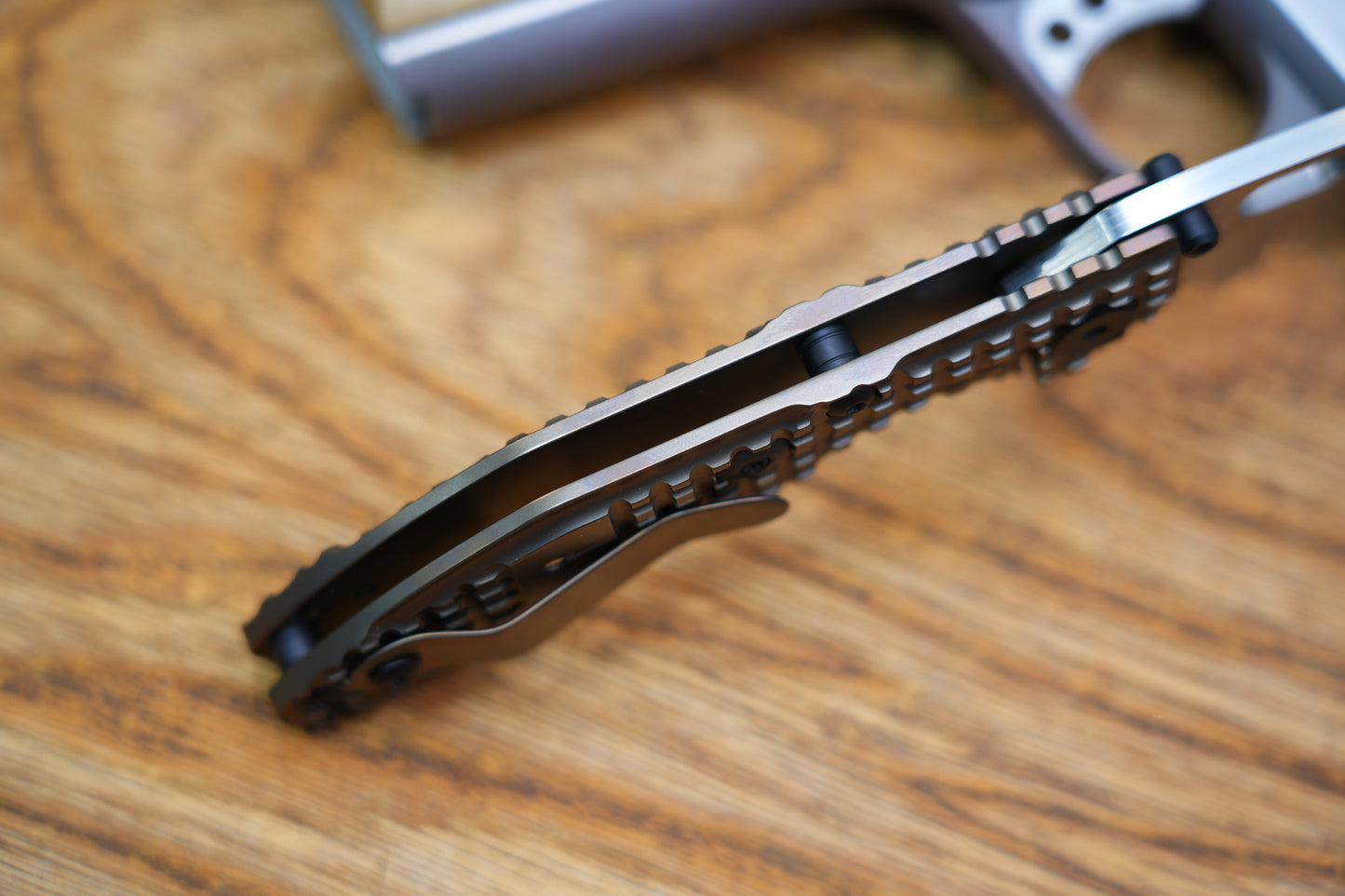BBNM 2522-BZ-G Tanto Grid Titanium Handle Champagne