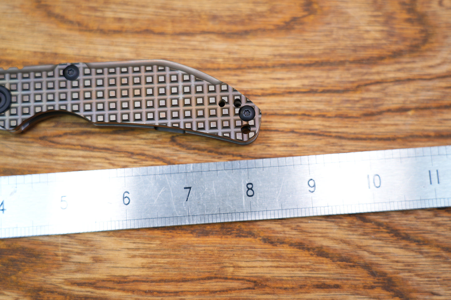 BBNM 2522-BZ-G Tanto Grid Titanium Handle Champagne