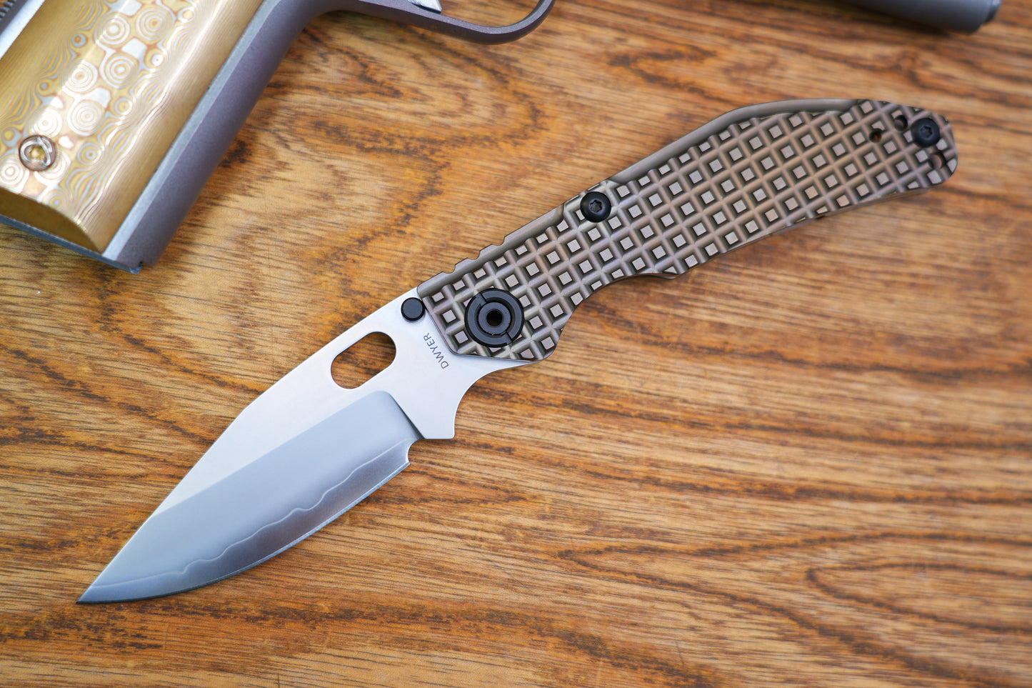 BBNM 2521-BZ-G Bowie Grid Titanium Handle Champagne