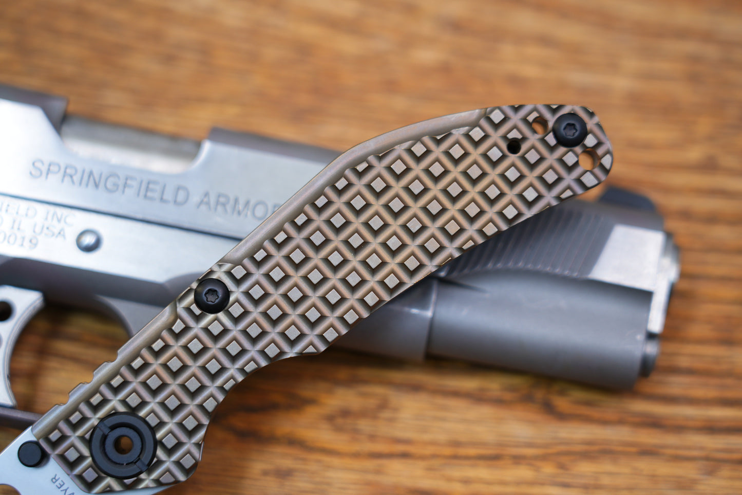 BBNM 2521-BZ-G Bowie Grid Titanium Handle Champagne