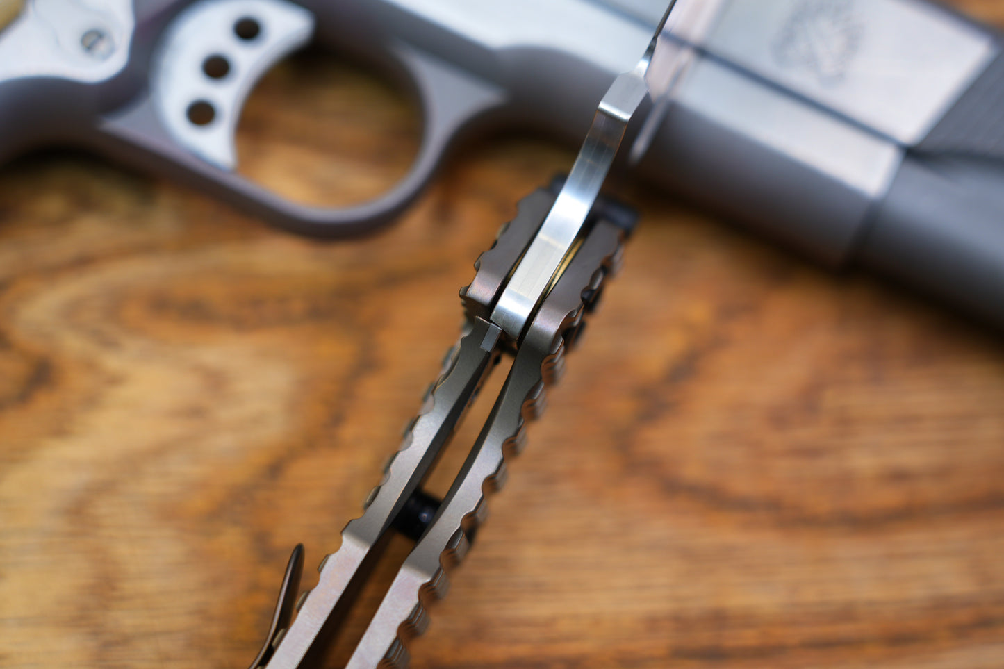 BBNM 2521-BZ-G Bowie Grid Titanium Handle Champagne