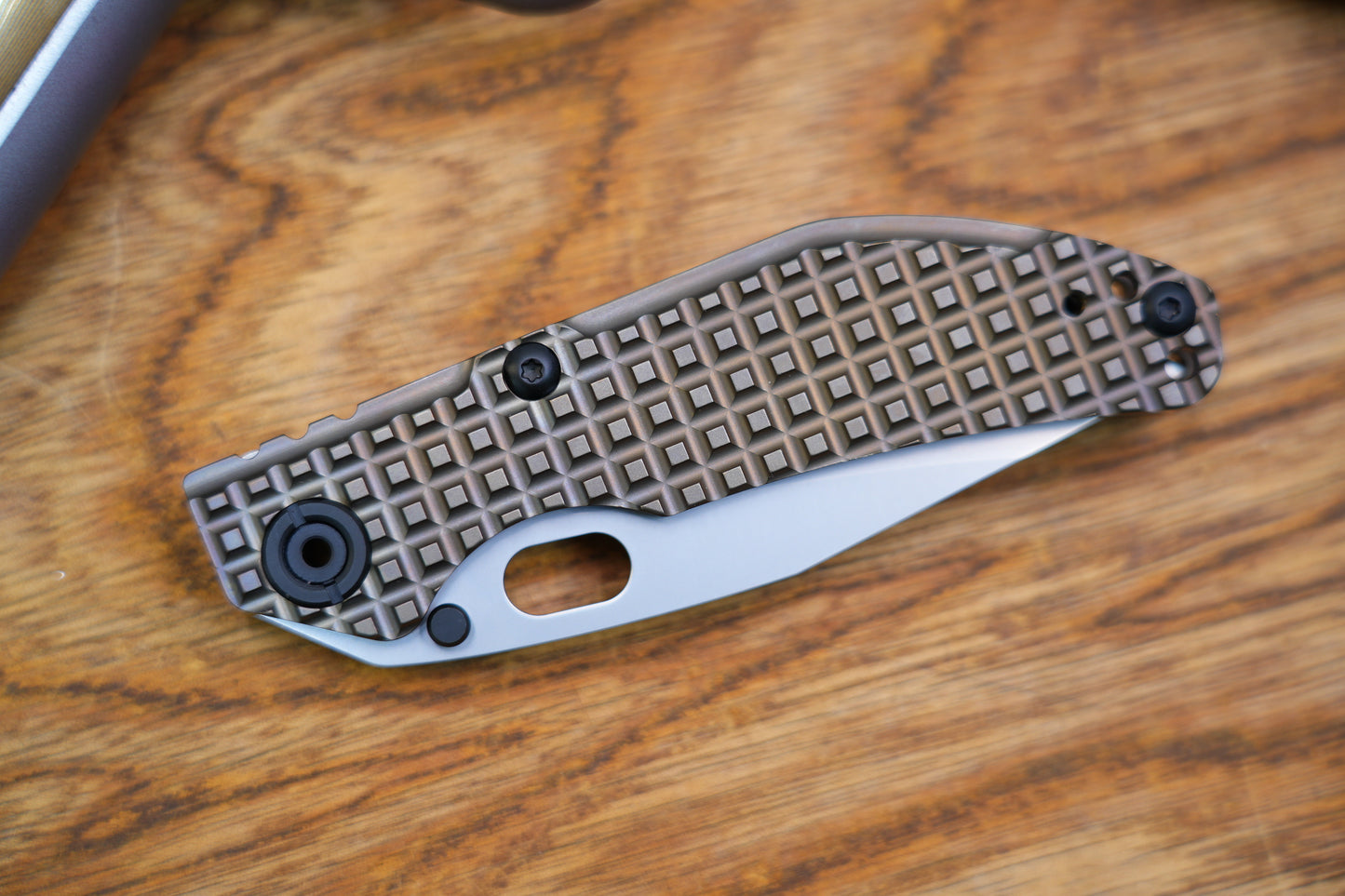 BBNM 2521-BZ-G Bowie Grid Titanium Handle Champagne