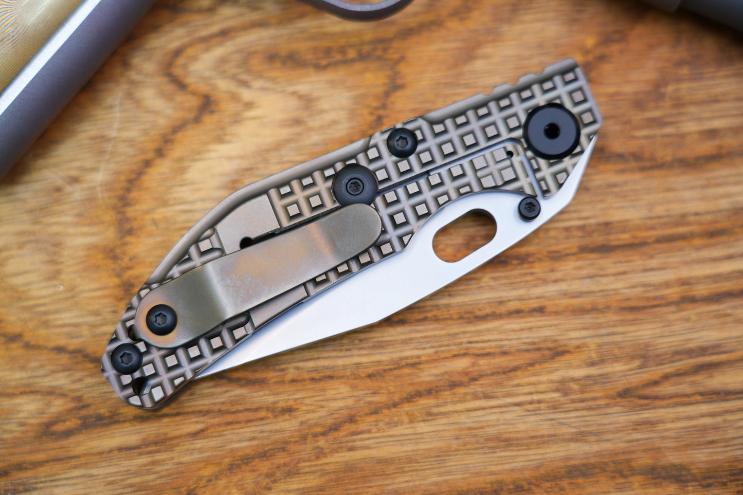 BBNM 2521-BZ-G Bowie Grid Titanium Handle Champagne